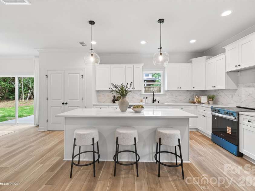 9006 Pinenoll Lane, Charlotte, NC 28215.  MLS# CAR4414590, YatesRealty ID 51200. Representation