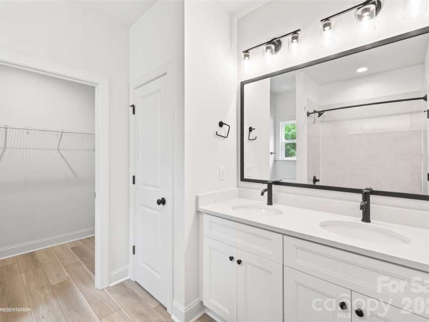9006 Pinenoll Lane, Charlotte, NC 28215.  MLS# CAR4414590, YatesRealty ID 51200. Representation