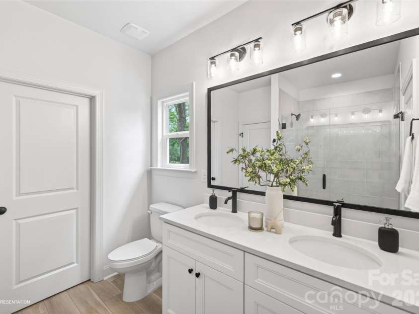 9006 Pinenoll Lane, Charlotte, NC 28215.  MLS# CAR4414590, YatesRealty ID 51200. Representation