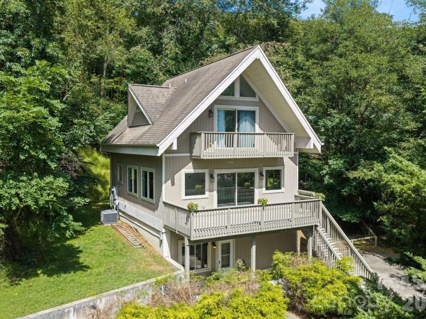 502 Queen Street, Boone, NC 28607.  MLS# CAR4425596, YatesRealty ID 51210. 