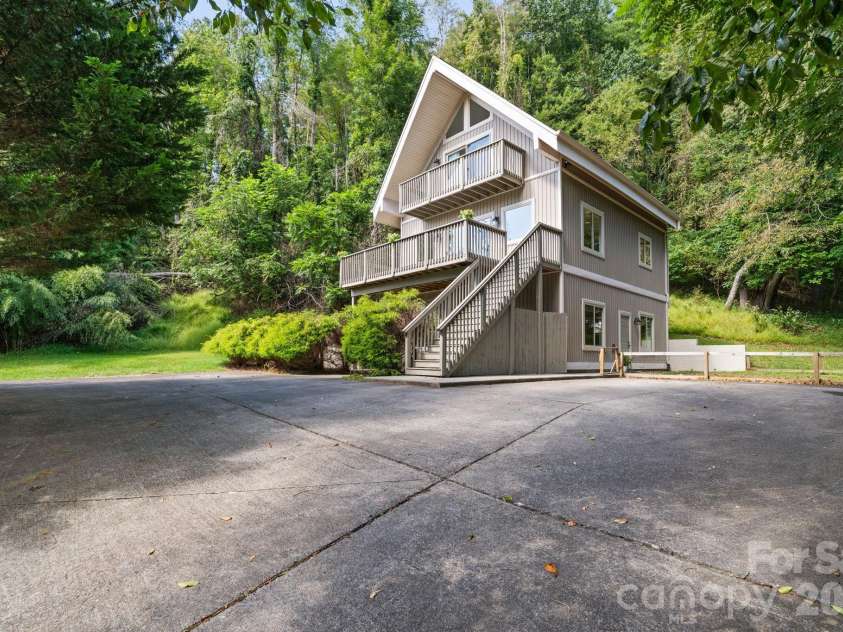 502 Queen Street, Boone, NC 28607.  MLS# CAR4425596, YatesRealty ID 51210. 