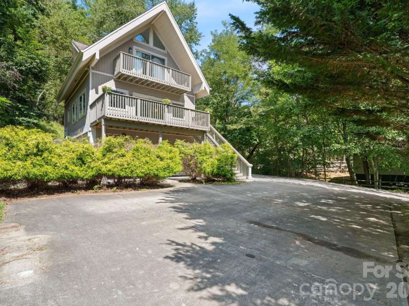 502 Queen Street, Boone, NC 28607.  MLS# CAR4425596, YatesRealty ID 51210. 