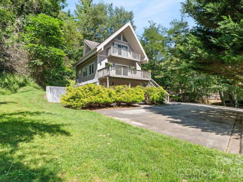 502 Queen Street, Boone, NC 28607.  MLS# CAR4425596, YatesRealty ID 51210. 