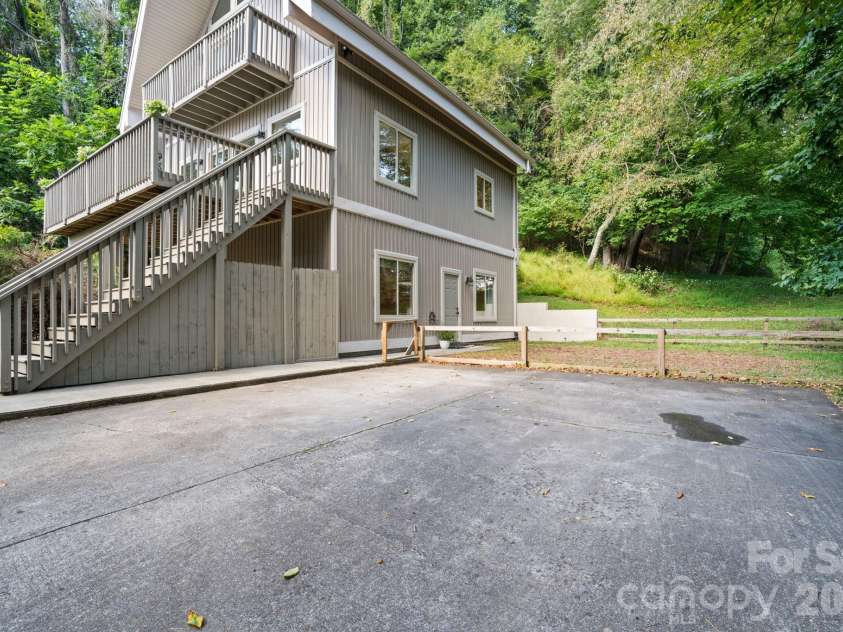 502 Queen Street, Boone, NC 28607.  MLS# CAR4425596, YatesRealty ID 51210. 