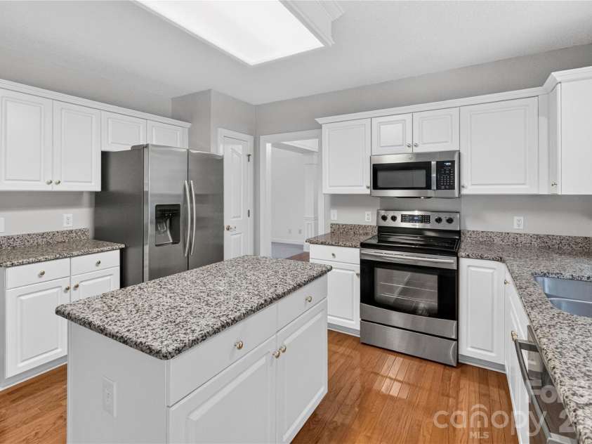 5726 Swanston Drive, Charlotte, NC 28269.  MLS# CAR4425561, YatesRealty ID 51217. 