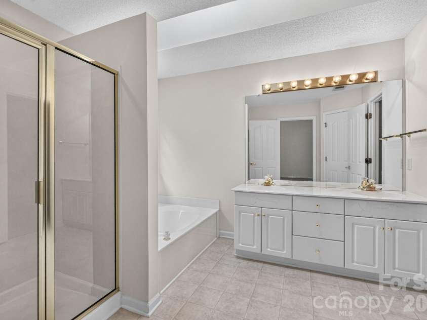 5726 Swanston Drive, Charlotte, NC 28269.  MLS# CAR4425561, YatesRealty ID 51217. 