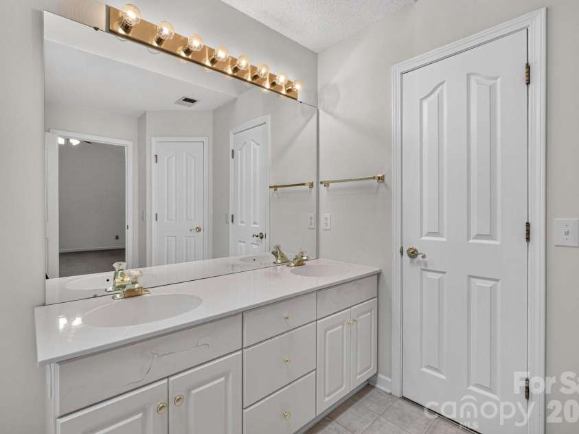 5726 Swanston Drive, Charlotte, NC 28269.  MLS# CAR4425561, YatesRealty ID 51217. 