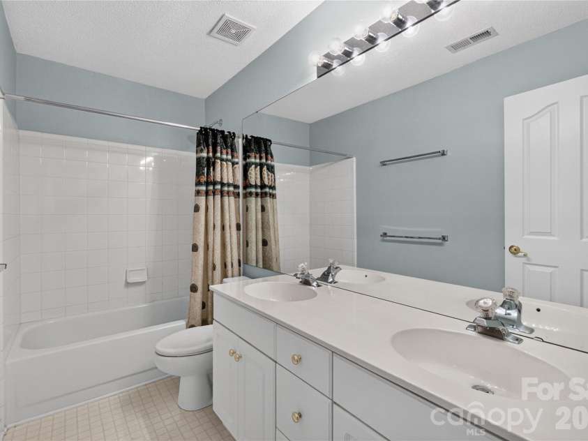 5726 Swanston Drive, Charlotte, NC 28269.  MLS# CAR4425561, YatesRealty ID 51217. 