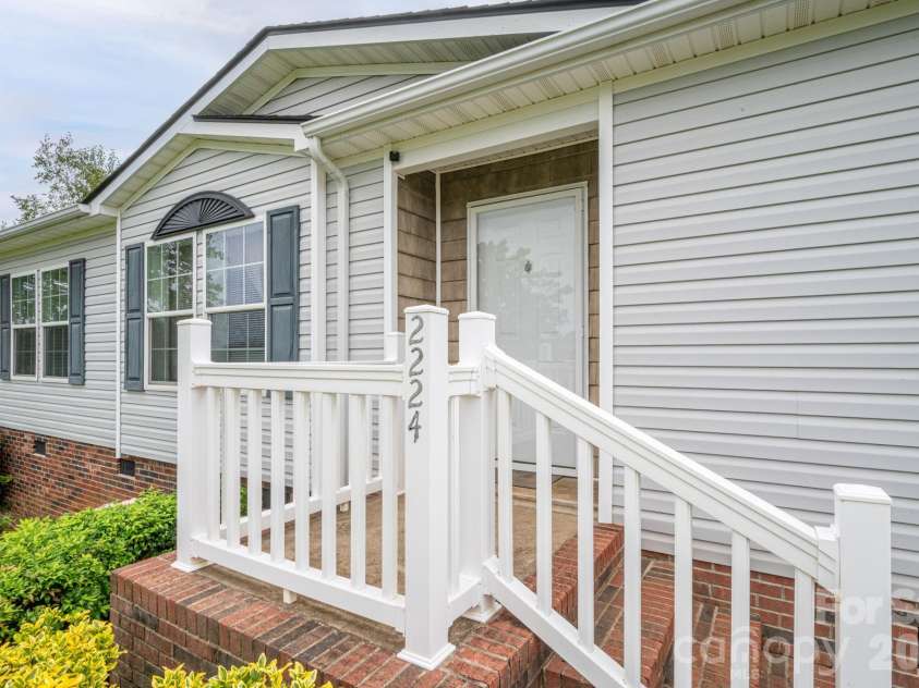 2224 Sterling Ridge Drive, Newton, NC 28658.  MLS# CAR4425177, YatesRealty ID 51219. Front Entry