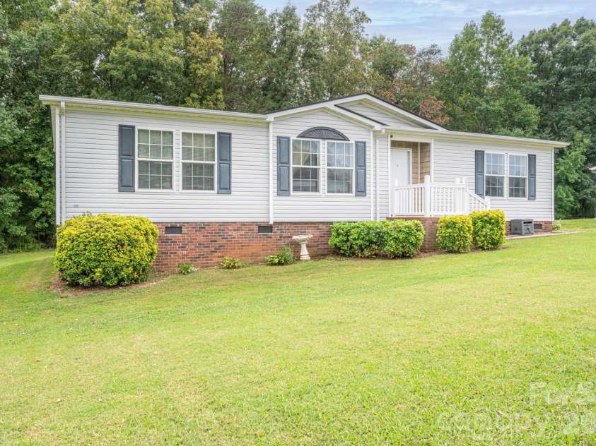 2224 Sterling Ridge Drive, Newton, NC 28658.  MLS# CAR4425177, YatesRealty ID 51219. Front Left View