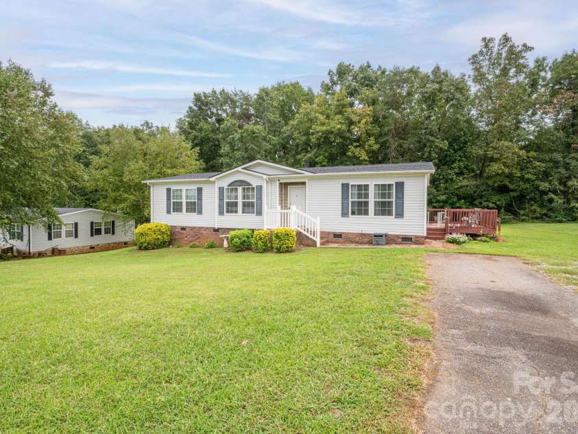 2224 Sterling Ridge Drive, Newton, NC 28658.  MLS# CAR4425177, YatesRealty ID 51219. Front Right View