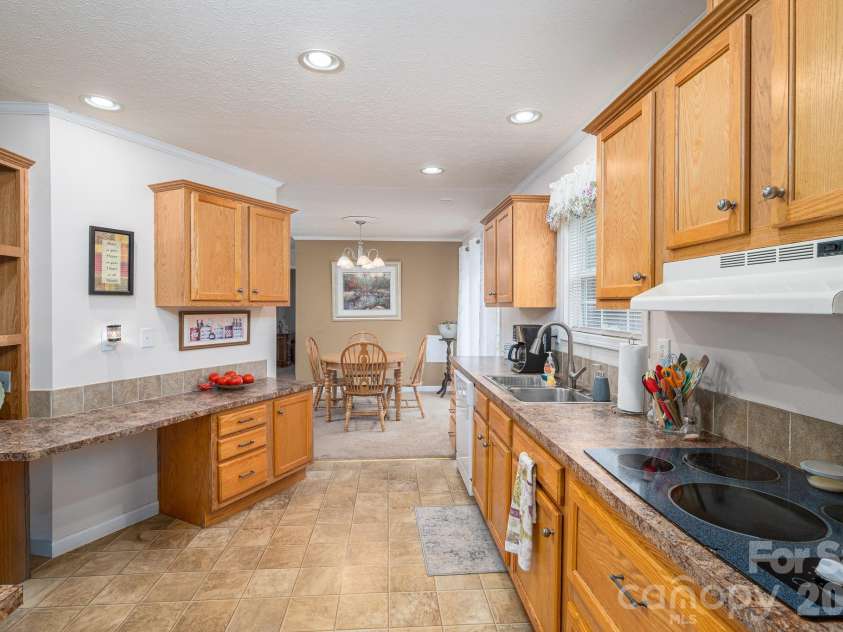 2224 Sterling Ridge Drive, Newton, NC 28658.  MLS# CAR4425177, YatesRealty ID 51219. Kitchen