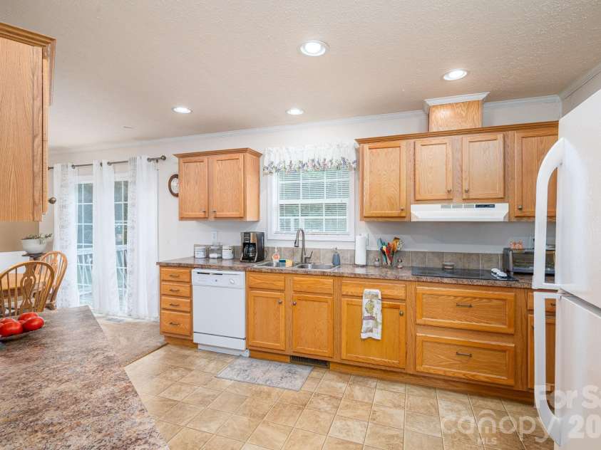 2224 Sterling Ridge Drive, Newton, NC 28658.  MLS# CAR4425177, YatesRealty ID 51219. Kitchen