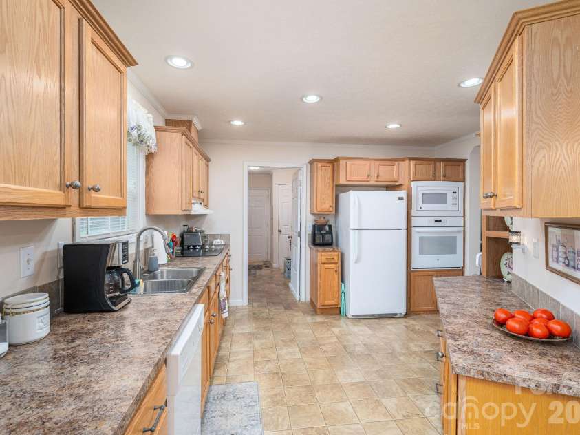 2224 Sterling Ridge Drive, Newton, NC 28658.  MLS# CAR4425177, YatesRealty ID 51219. Kitchen