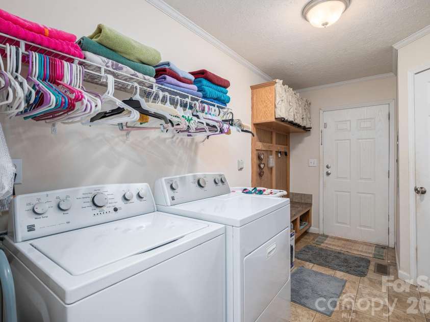 2224 Sterling Ridge Drive, Newton, NC 28658.  MLS# CAR4425177, YatesRealty ID 51219. Lanundry