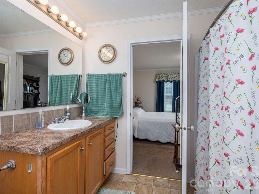 2224 Sterling Ridge Drive, Newton, NC 28658.  MLS# CAR4425177, YatesRealty ID 51219. Primary Bath