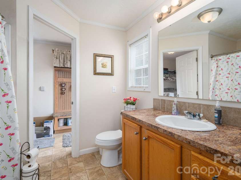 2224 Sterling Ridge Drive, Newton, NC 28658.  MLS# CAR4425177, YatesRealty ID 51219. Primary Bath