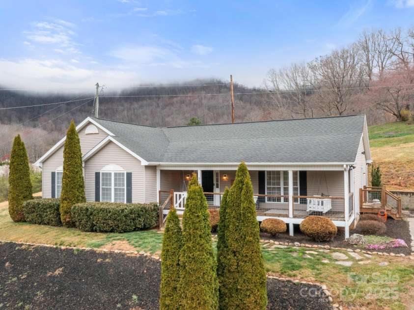 35 Donaldson Place, Waynesville, NC 28786.  MLS# CAR4239581, YatesRealty ID 5122. Welcome home to 35 Donaldson Place!