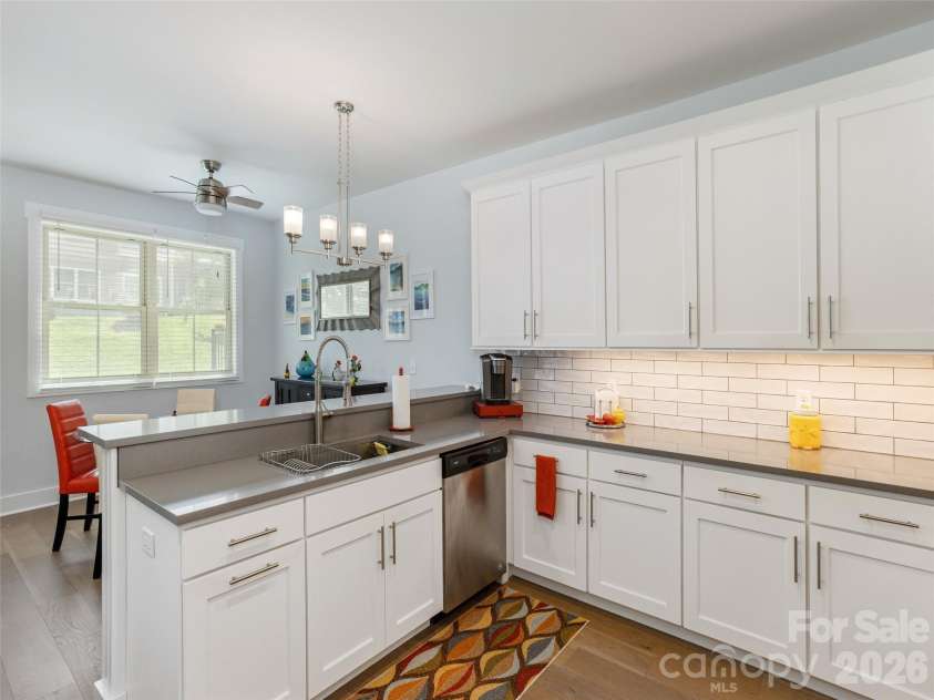 37 Thornes Lane, Asheville, NC 28805.  MLS# CAR4282627, YatesRealty ID 5122. 