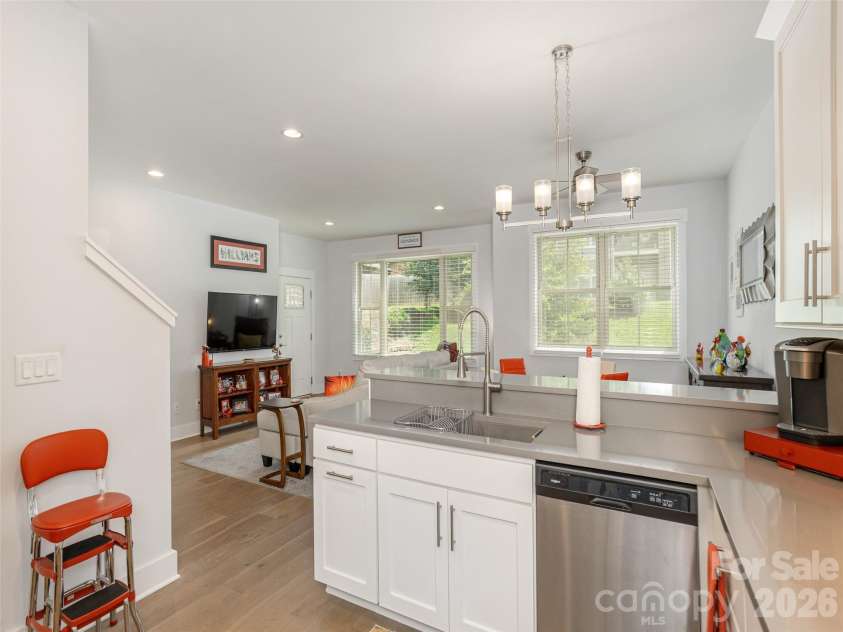 37 Thornes Lane, Asheville, NC 28805.  MLS# CAR4282627, YatesRealty ID 5122. 