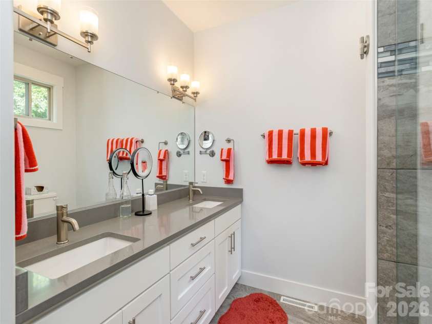 37 Thornes Lane, Asheville, NC 28805.  MLS# CAR4282627, YatesRealty ID 5122. 