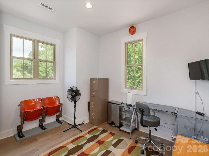 37 Thornes Lane, Asheville, NC 28805.  MLS# CAR4282627, YatesRealty ID 5122. 