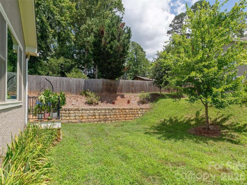37 Thornes Lane, Asheville, NC 28805.  MLS# CAR4282627, YatesRealty ID 5122. 