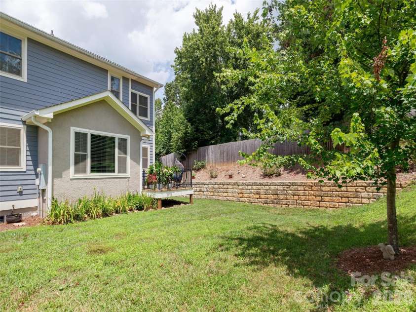 37 Thornes Lane, Asheville, NC 28805.  MLS# CAR4282627, YatesRealty ID 5122. 