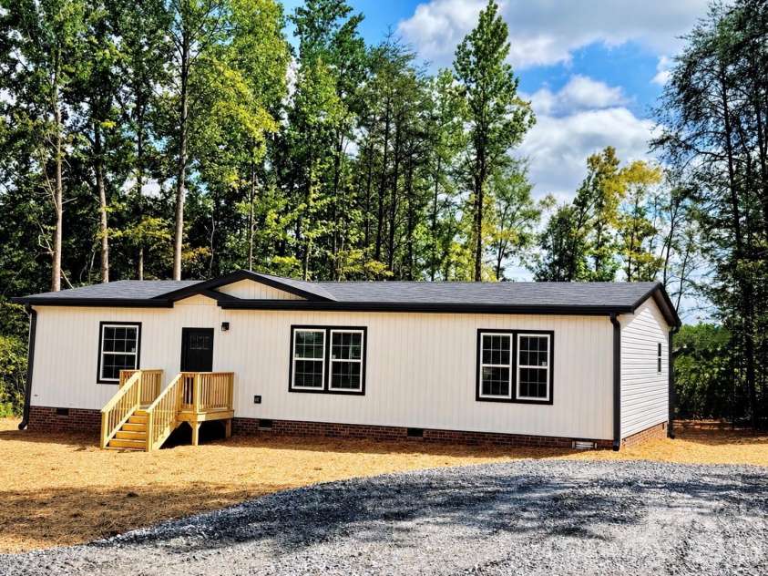 105 Cottontail Lane, Statesville, NC 28677.  MLS# CAR4424537, YatesRealty ID 51221. ~Welcome Home~