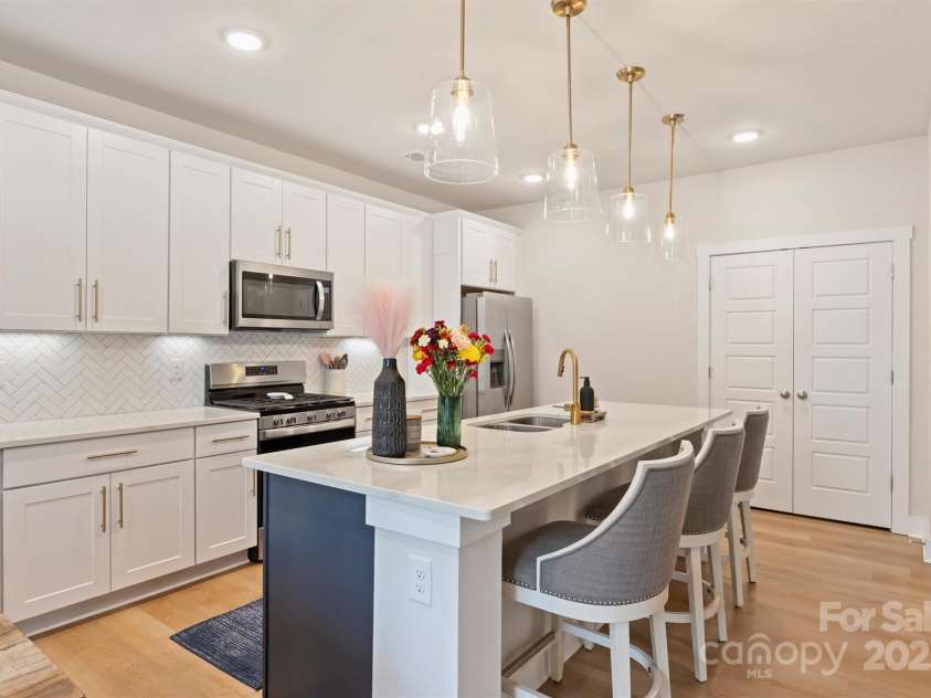 11009 North Commons Drive, Charlotte, NC 28213.  MLS# CAR4326527, YatesRealty ID 51224. 