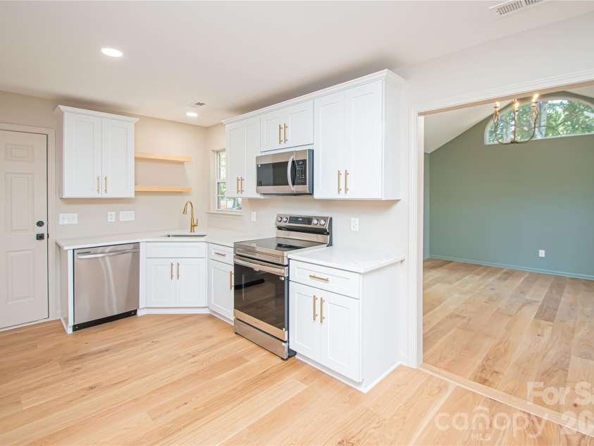 5101 Ashie Avenue, Matthews, NC 28104.  MLS# CAR4424455, YatesRealty ID 51227. 