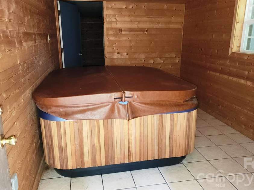 80 Shiloh Place, Andrews, NC 28901.  MLS# CAR4425638, YatesRealty ID 51234. Hot tub room