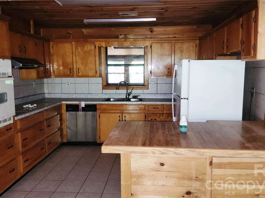 80 Shiloh Place, Andrews, NC 28901.  MLS# CAR4425638, YatesRealty ID 51234. Kitchen