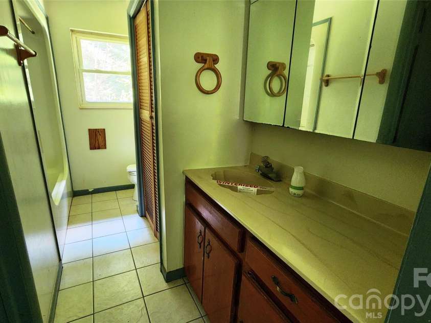 80 Shiloh Place, Andrews, NC 28901.  MLS# CAR4425638, YatesRealty ID 51234. Primary Bath