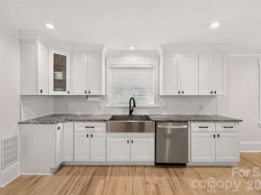 1837 Camp Greene Street, Charlotte, NC 28208.  MLS# CAR4424769, YatesRealty ID 51235. Kitchen