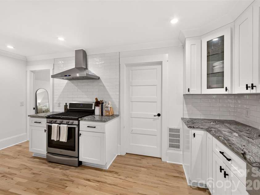 1837 Camp Greene Street, Charlotte, NC 28208.  MLS# CAR4424769, YatesRealty ID 51235. Kitchen