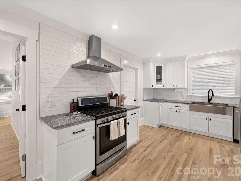 1837 Camp Greene Street, Charlotte, NC 28208.  MLS# CAR4424769, YatesRealty ID 51235. Kitchen