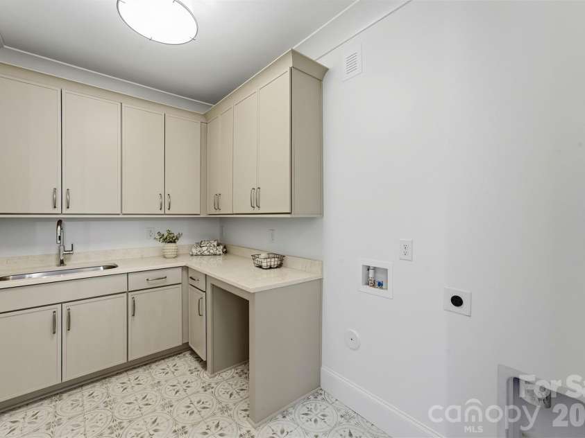 617 Shelton Street, Charlotte, NC 28270.  MLS# CAR4424726, YatesRealty ID 51236. 