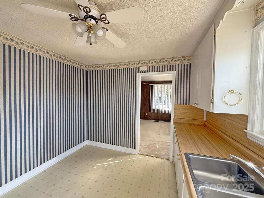 3412 1st Avenue Circle, Hickory, NC 28601.  MLS# CAR4272932, YatesRealty ID 5124. 