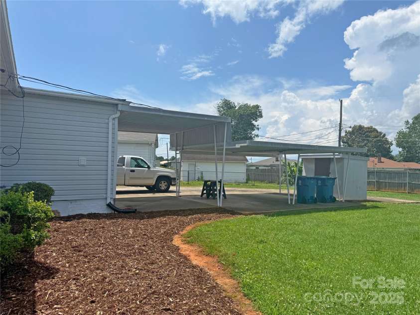 3412 1st Avenue Circle, Hickory, NC 28601.  MLS# CAR4272932, YatesRealty ID 5124. 