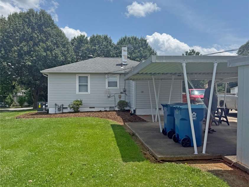 3412 1st Avenue Circle, Hickory, NC 28601.  MLS# CAR4272932, YatesRealty ID 5124. 