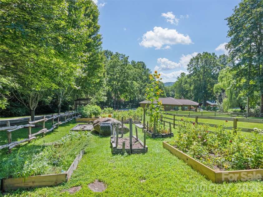 100 Loafer Lane, Waynesville, NC 28785.  MLS# CAR4423967, YatesRealty ID 51242. 