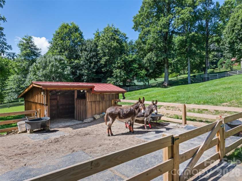 100 Loafer Lane, Waynesville, NC 28785.  MLS# CAR4423967, YatesRealty ID 51242. 