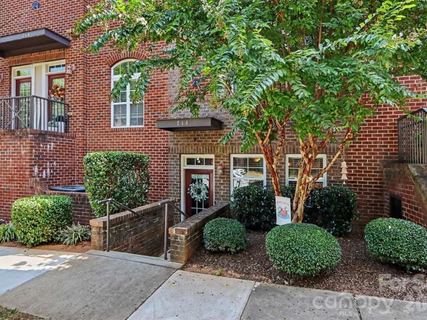 214 Harbour Place Drive, Davidson, NC 28036.  MLS# CAR4422668, YatesRealty ID 51249. 
