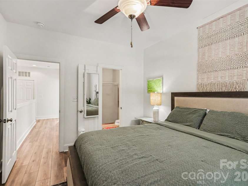 214 Harbour Place Drive, Davidson, NC 28036.  MLS# CAR4422668, YatesRealty ID 51249. 