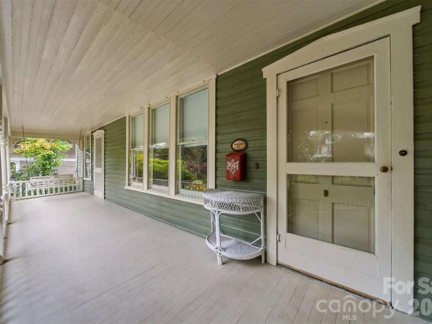 364 6th Street, Hickory, NC 28601.  MLS# CAR4423550, YatesRealty ID 51253. 