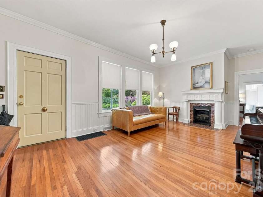 364 6th Street, Hickory, NC 28601.  MLS# CAR4423550, YatesRealty ID 51253. 