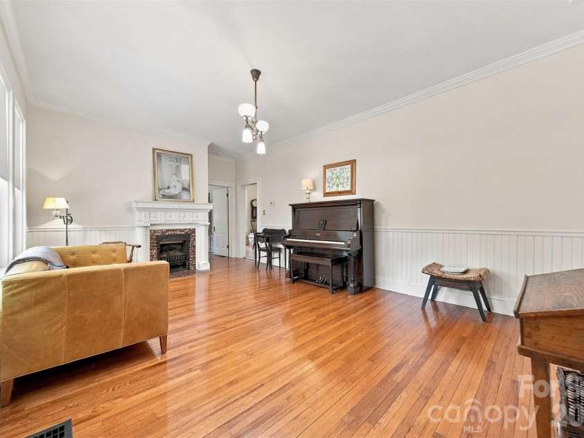 364 6th Street, Hickory, NC 28601.  MLS# CAR4423550, YatesRealty ID 51253. 
