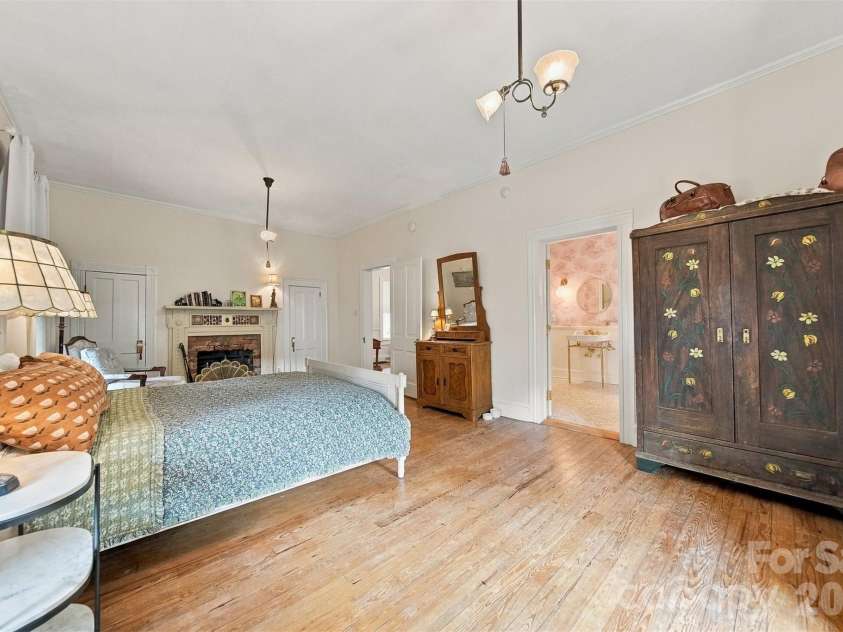 364 6th Street, Hickory, NC 28601.  MLS# CAR4423550, YatesRealty ID 51253. 