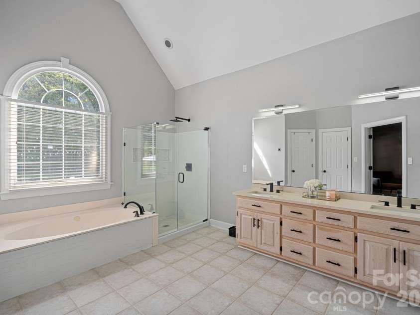 18806 Boundary Oaks Court, Davidson, NC 28036.  MLS# CAR4423712, YatesRealty ID 51255. 